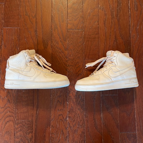 Air Force 1 Women's High Top - Picture 3 of 6